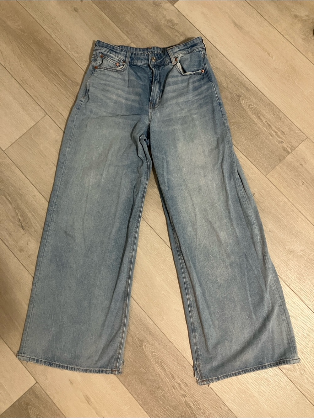 American Eagle Outfitters , women’s 4 long, Super High-Rise Ultra Wide Jeans
